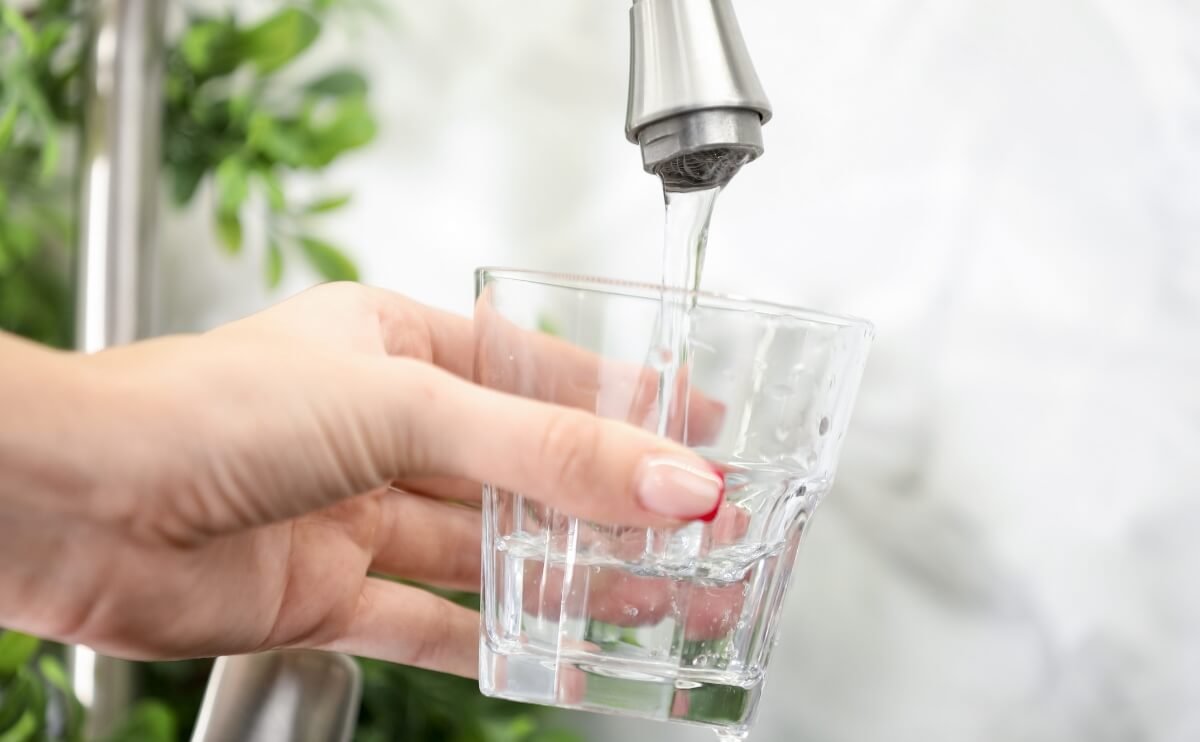 ¿Qué Contiene Realmente el Agua del Grifo?