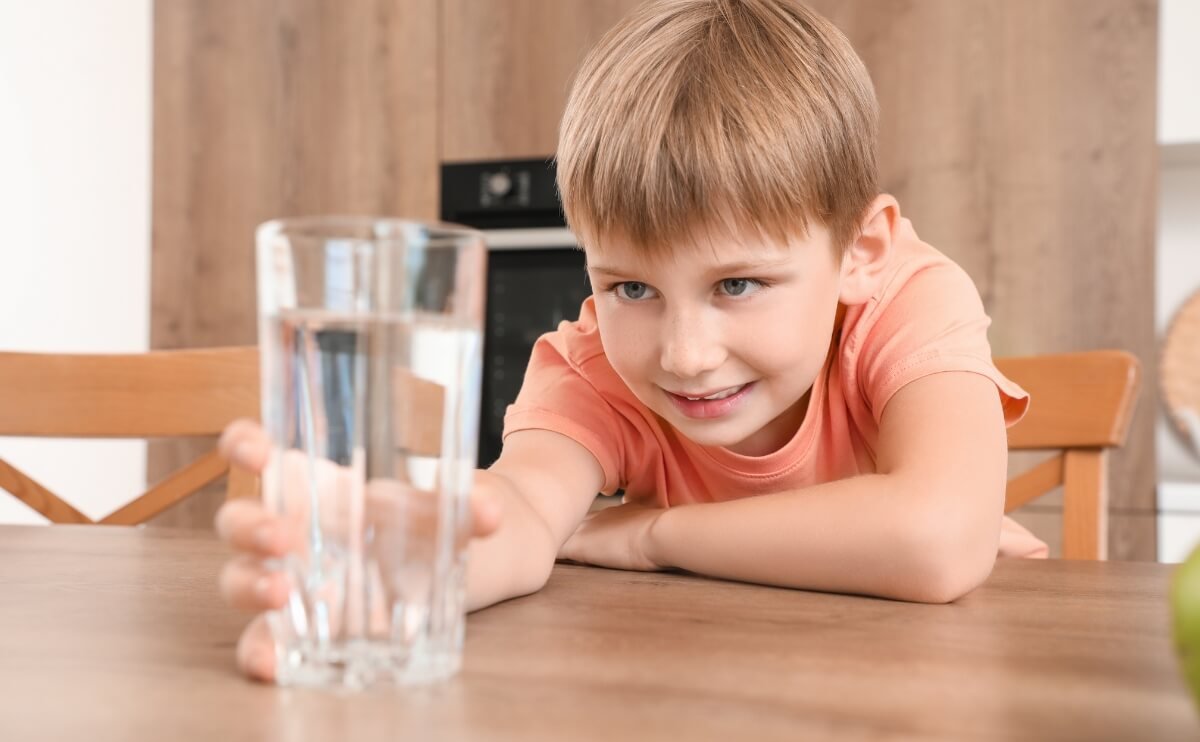 Agua y Niños: ¿Cuánta Hidratación Necesitan Realmente Durante el Día?