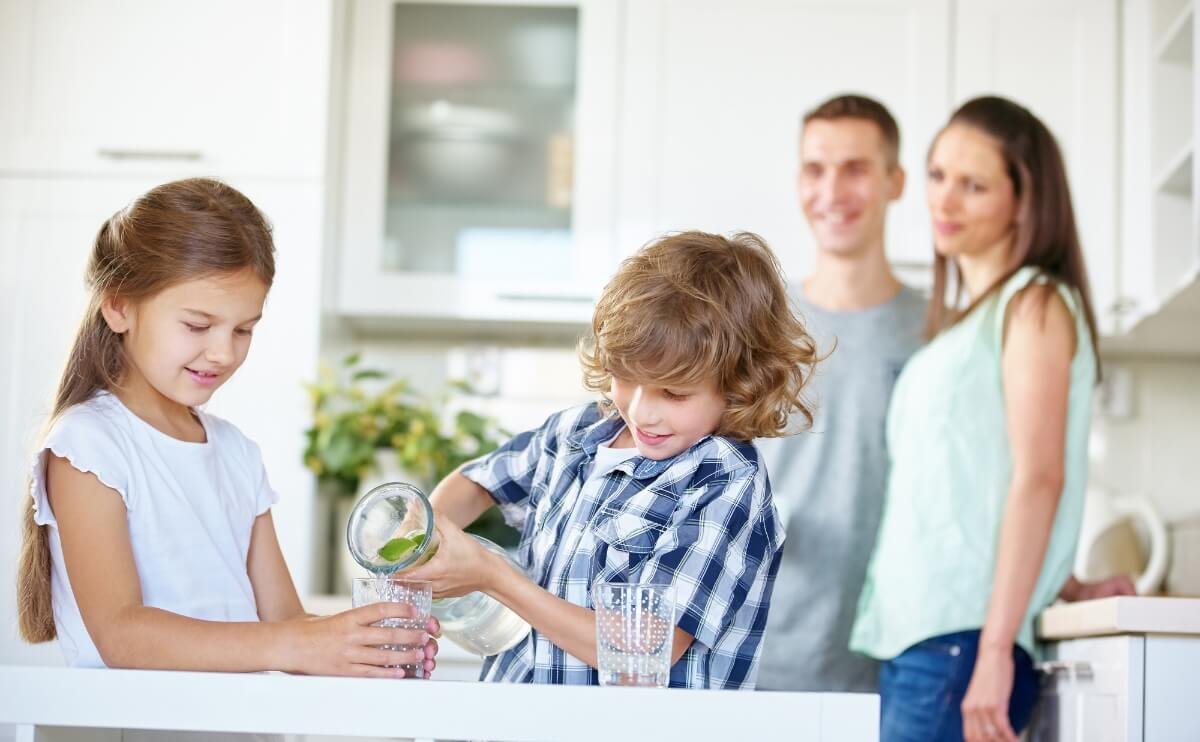 Agua y Niños: ¿Cuánta Hidratación Necesitan Realmente Durante el Día?