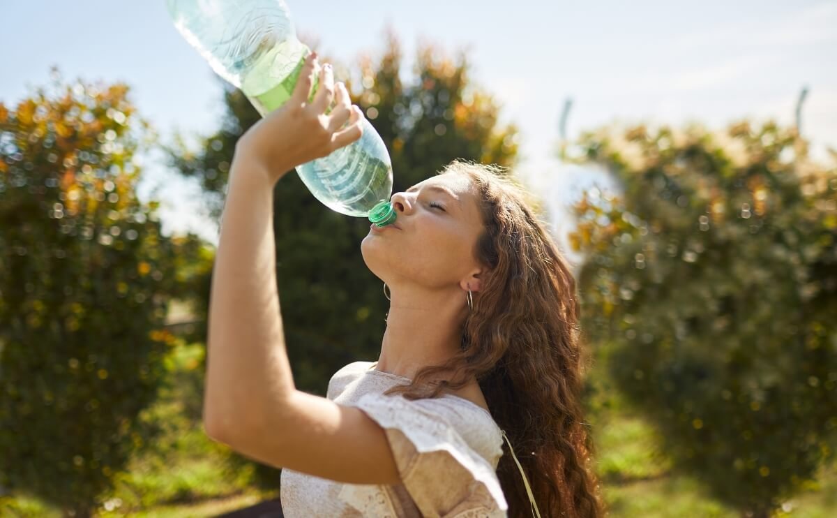 Agua y Niños: ¿Cuánta Hidratación Necesitan Realmente Durante el Día?