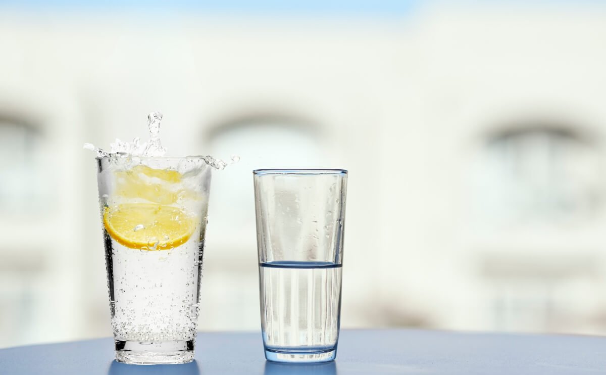Agua con Gas vs Agua Natural: Diferencias, Beneficios y Cuándo Elegir Cada Una