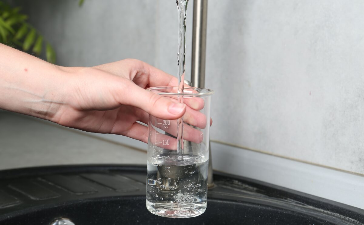 Agua con Gas vs Agua Natural: Diferencias, Beneficios y Cuándo Elegir Cada Una