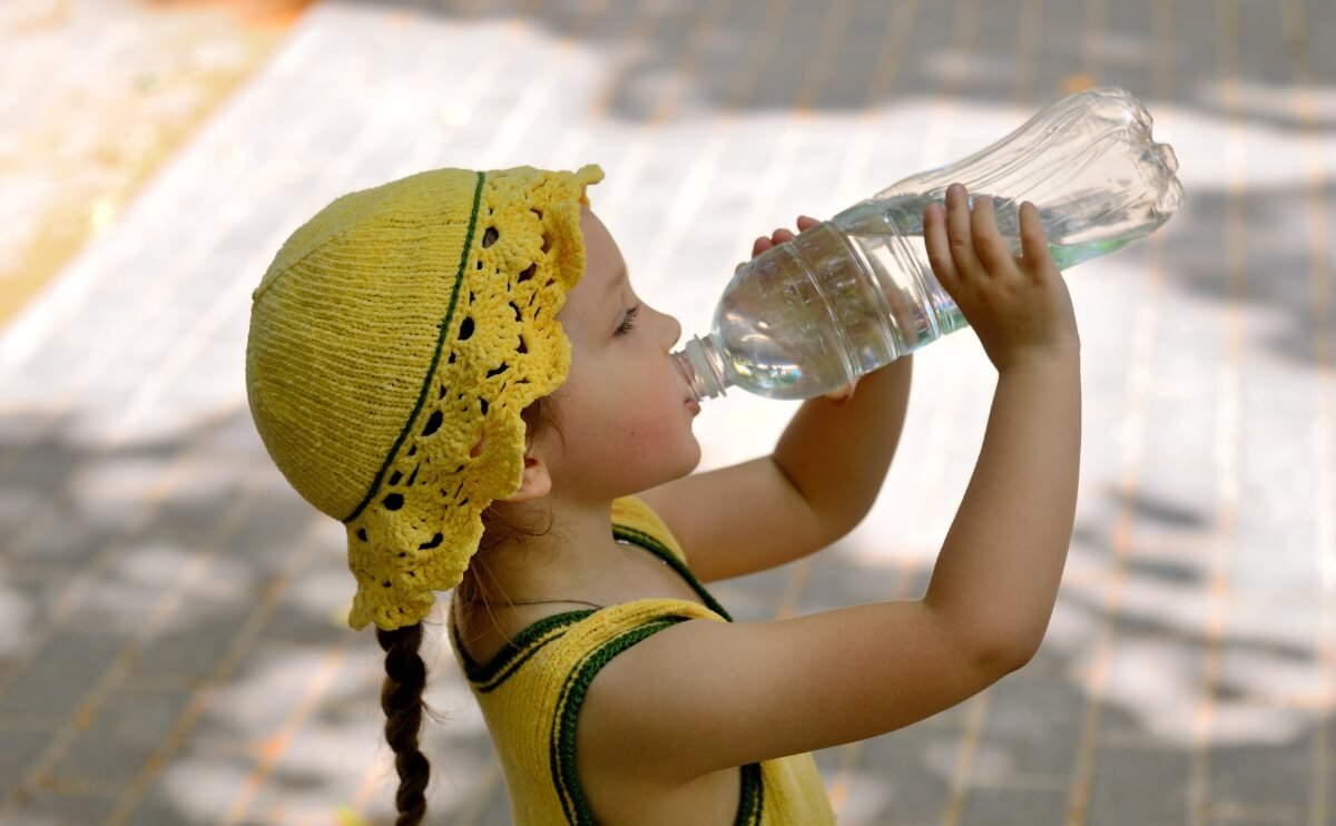 Cómo Mantener a los Niños Bien Hidratados Durante los Días de Calor