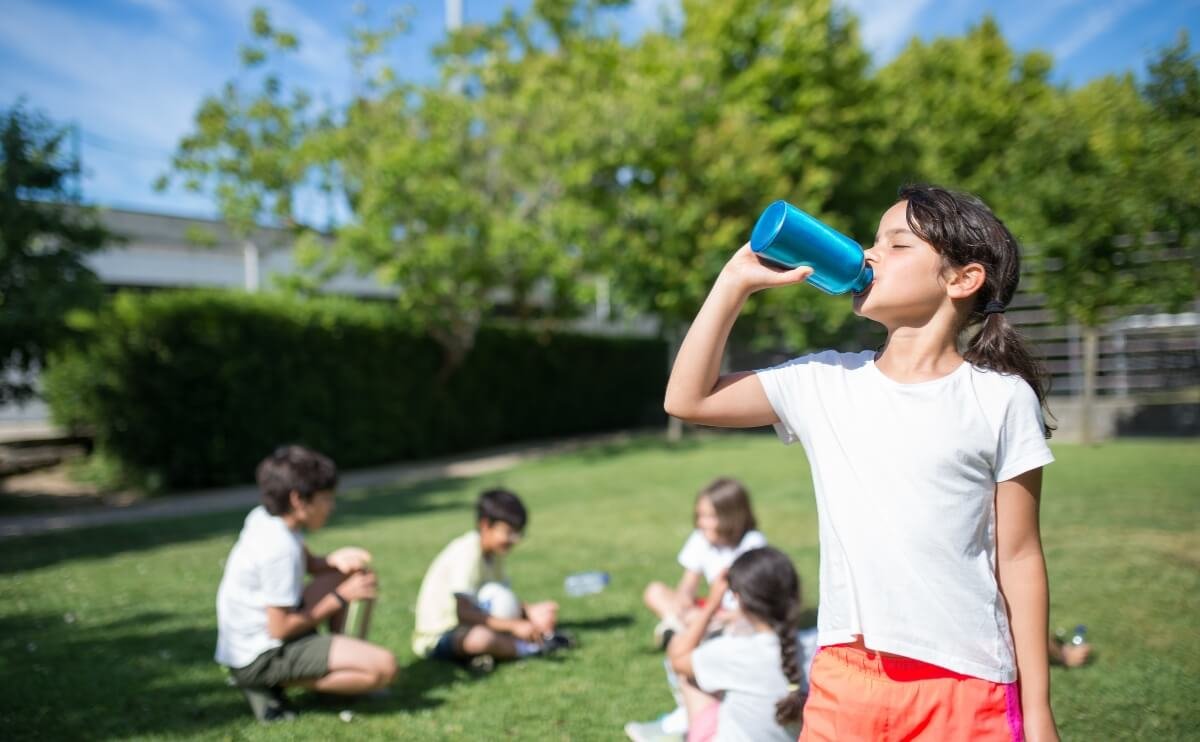 Cómo Mantener a los Niños Bien Hidratados Durante los Días de Calor